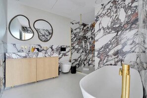 Dusche, Haartrockner, Handtücher, Seife