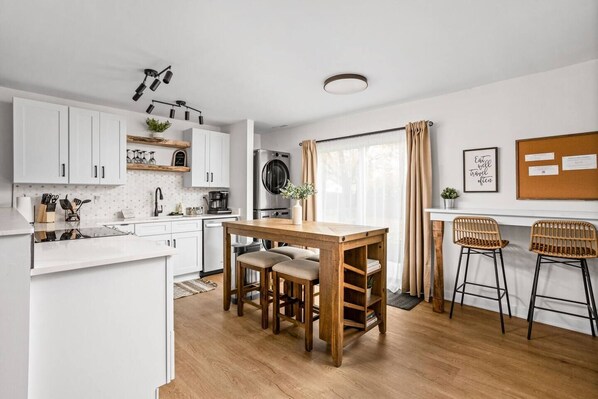 ثلاجة، ميكروويف، فرن، موقد طهي مسطح