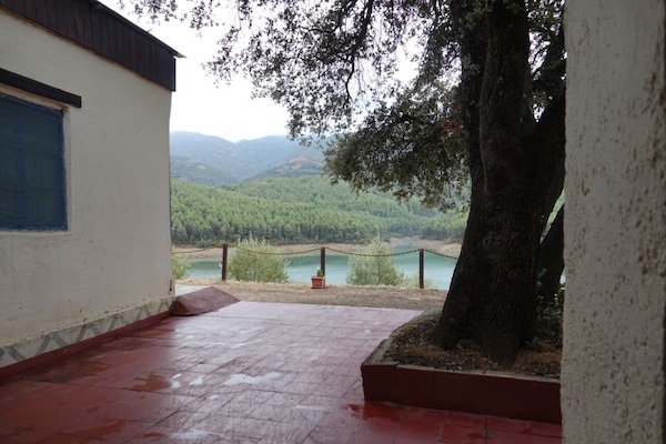 Habitación básica con 1 cama doble o 2 individuales, vistas al lago | Terraza o patio