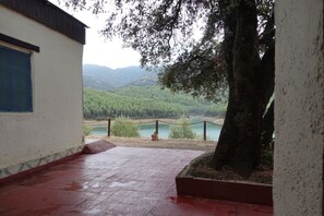 Eenvoudige kamer, 1 twee- of 2 eenpersoonsbedden, uitzicht op meer | Terras