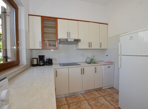 Fridge, microwave, stovetop, dishwasher