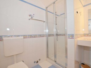 Een douche, een haardroger, handdoeken