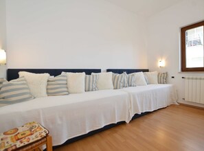 2 bedrooms, internet, bed sheets