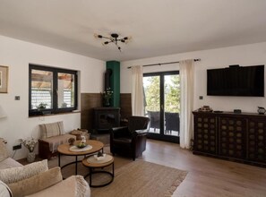 TV, fireplace