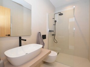 Douche, séchoir à cheveux, serviettes fournies