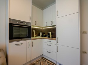 Fridge, oven, stovetop, coffee/tea maker