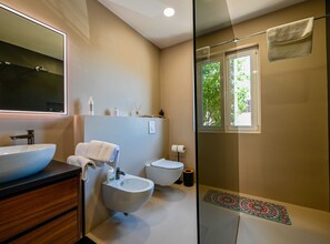 Douche, sèche-cheveux, serviettes fournies