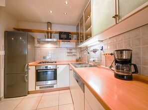 Kylskåp, mikrovågsugn, ugn och spishäll