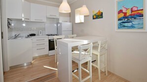 Wasserkocher mit Kaffee-/Teezubehör, Kühlschrank, Ofen, Herdplatte