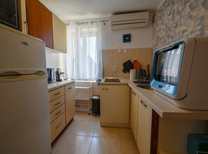 Fridge, microwave, stovetop, dishwasher