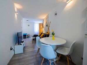 Dining - Old Town Modern and Sunny Studio Apartment - Studio Apartment (Rovinj)
