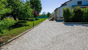 A gravel driveway leading to a building with a stone facade and a blue roof. - Rovinj Countryside Escape Holiday Home - Two Bedroom Holiday Home with Terrace (Rovinj)