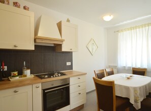 Fridge, microwave, oven, stovetop - Rovinj Cozy Loft - Apartment (Rovinj)