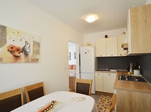 Réfrigérateur, four à micro-ondes, un four, surface de cuisson