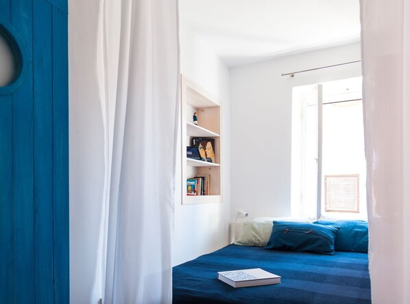 2 bedrooms, internet, bed sheets