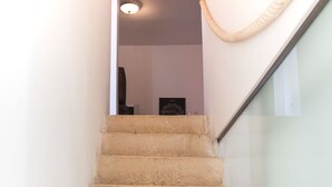 Eine Treppe mit Handlauf und einer Wandseil.