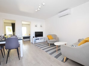 TV - Tranquil and Bright Apartment with Loggia - Two Bedroom Apartment with Loggia (Rovinj)
