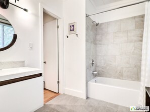 Douche, sèche-cheveux, bidet, serviettes fournies