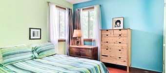 Charming Chalet in Venice, Quebec – Cozy Retreat Near Lake Champlain