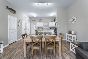 Dining - Walk to Beach~Heated Pool~BBQ Area~Balcony~Island (Corpus Christi)