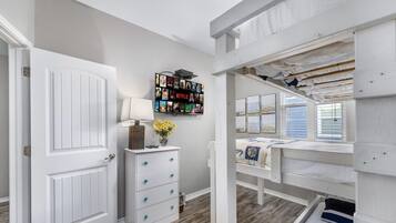 3 habitaciones, escritorio y tabla de planchar con plancha