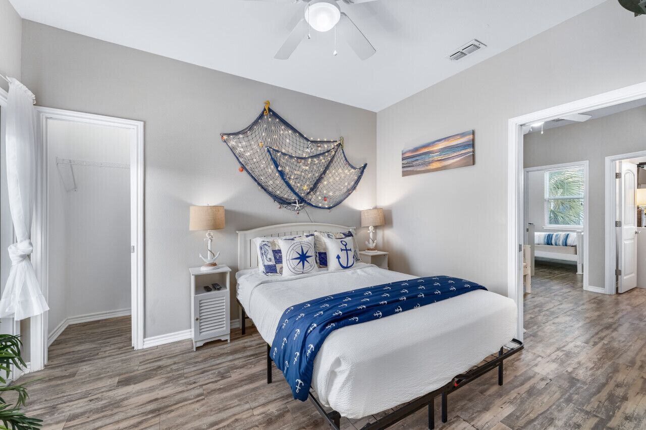 3 habitaciones, escritorio y tabla de planchar con plancha 