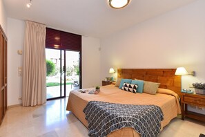 3 bedrooms, in-room safe, iron/ironing board, travel cot