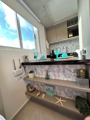 Kylskåp, mikrovågsugn, spishäll och mixer