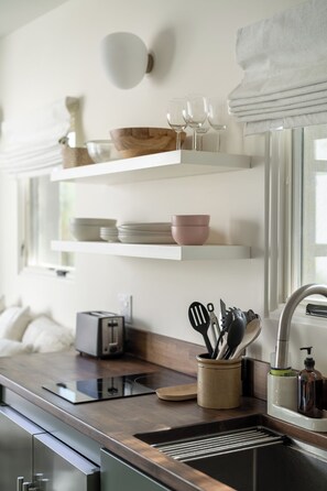 Kjøleskap, mikrobølgeovn, kokeplater og kaffetrakter/tekoker