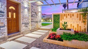 A stone building with a wooden door and a sign that reads "MONQUE ELEMENTI". - Villa Cinque Elementi by Estia (Ionian Islands)