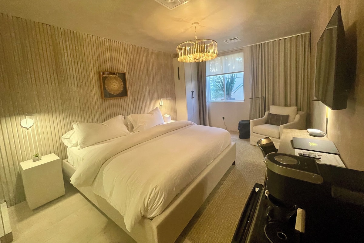 Klassieke kamer, 1 kingsize bed, niet-roken | 1 slaapkamer, luxe beddengoed, donzen dekbedden, een bureau