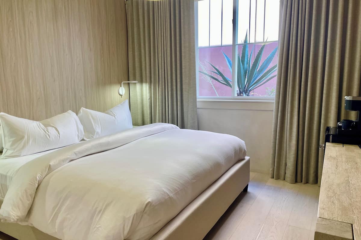 Luxe suite, 1 kingsize bed, niet-roken | 1 slaapkamer, luxe beddengoed, donzen dekbedden, een bureau