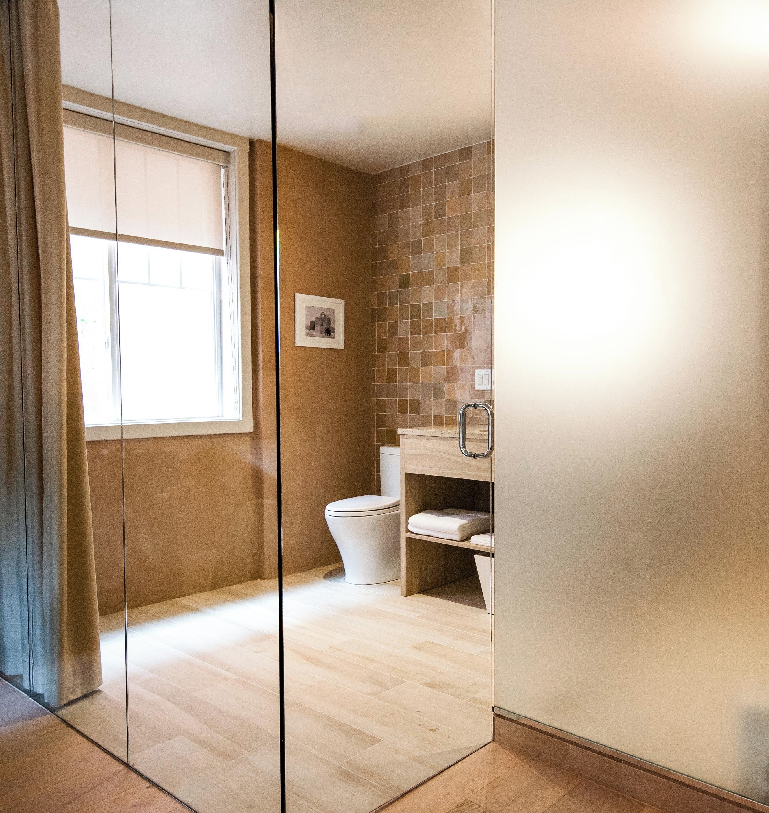 Ein Badezimmer mit Toilette, Waschbecken und Spiegel.