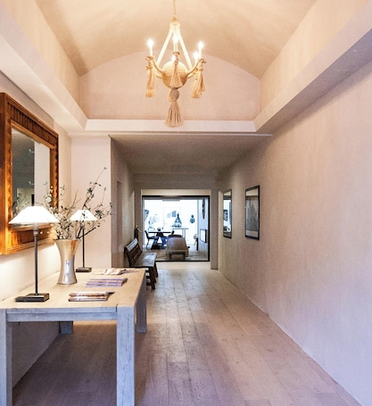 Interior entrance. Palace Modern Hotel at the Plaza