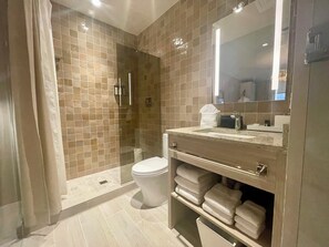 Haartrockner, Seife, Shampoo, Toilettenpapier
