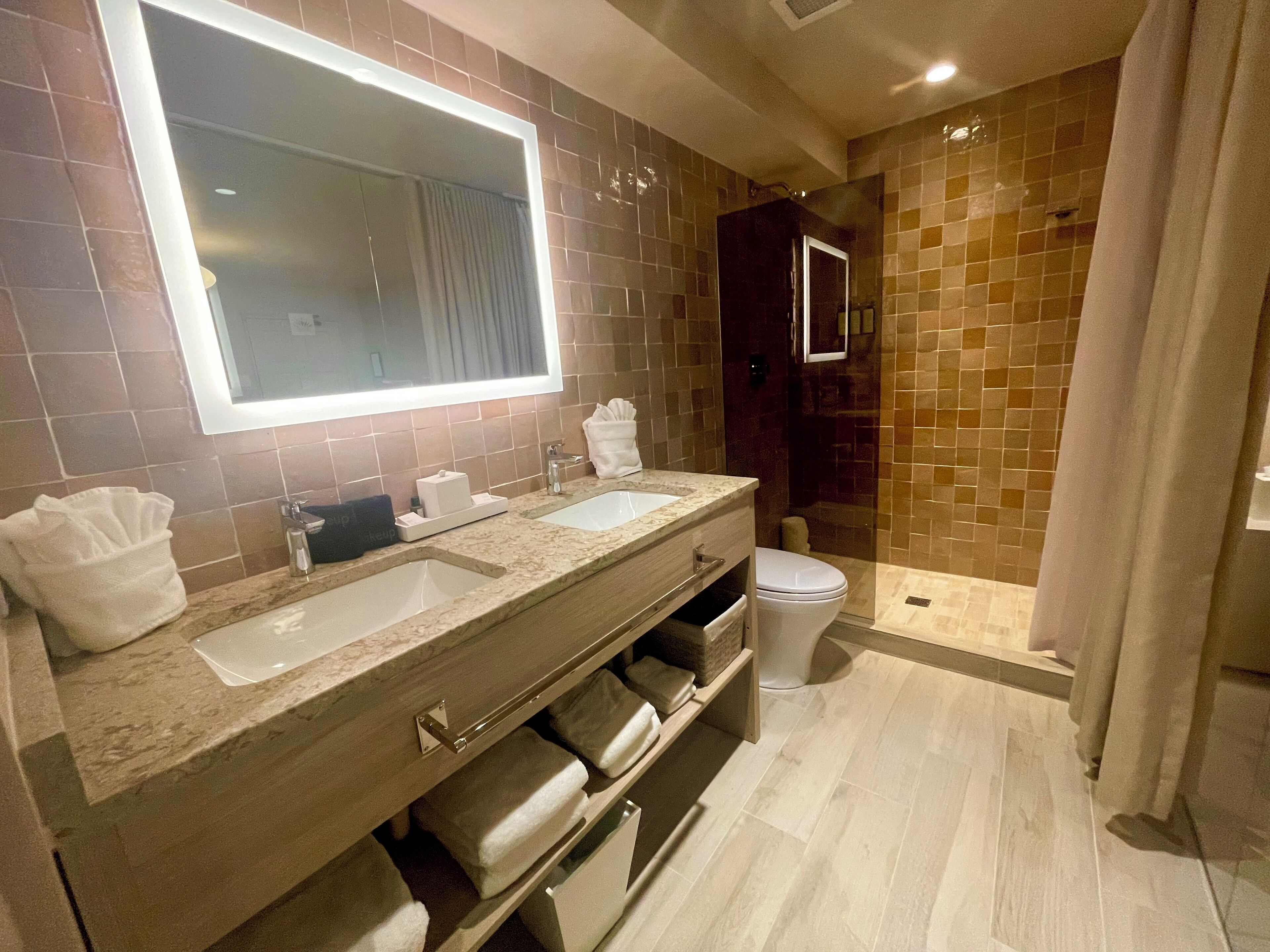 Secador de pelo, jabón, champú y papel higiénico