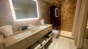 Secador de pelo, jabón, champú y papel higiénico