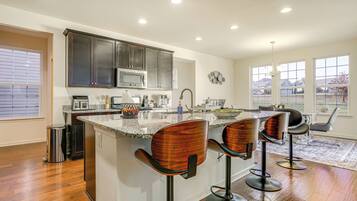 Coffee/tea maker, fridge, microwave, stovetop