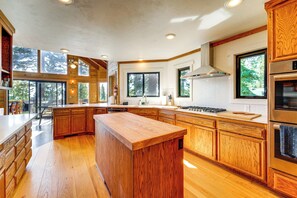 Fridge, microwave, stovetop, dishwasher - 6 Mi to Ski Slopes! Family Tahoe Cabin w/ 3 Decks (Tahoe Vista)