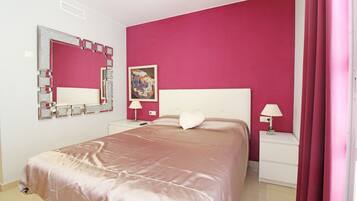 3 bedrooms, iron/ironing board, free WiFi, bed sheets