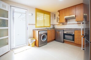 Kühlschrank, Mikrowelle, Ofen, Geschirrspüler