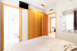 3 slaapkamers, een strijkplank/strijkijzer, gratis wifi, beddengoed