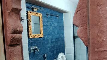 Douche, sĂšche-cheveux, serviettes fournies, savon