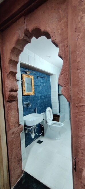 Douche, sèche-cheveux, serviettes fournies, savon