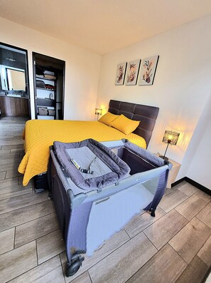2 slaapkamers, een bureau, een strijkplank/strijkijzer, gratis wifi