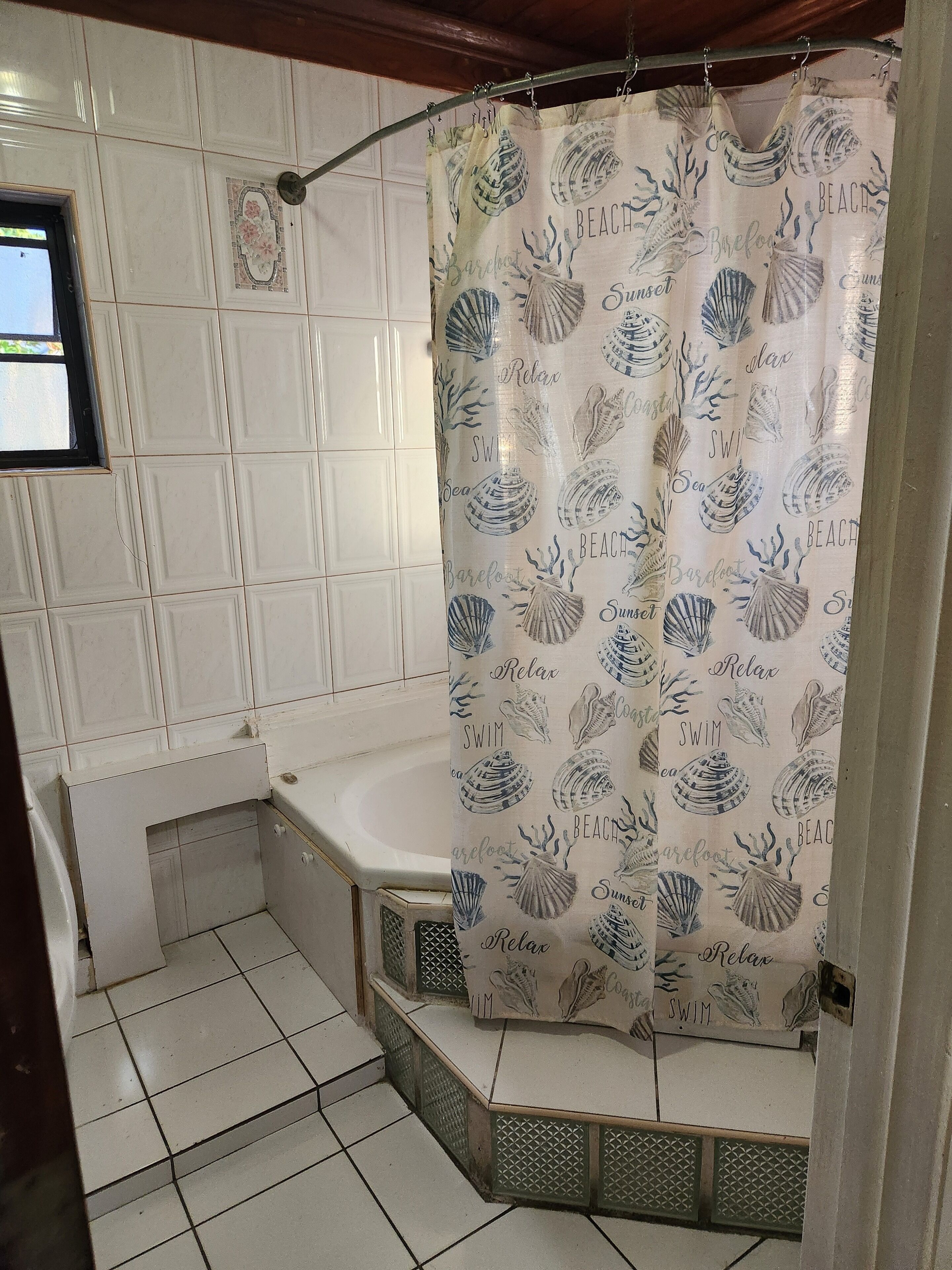 Séchoir à cheveux, serviettes fournies, savon, papier de toilette