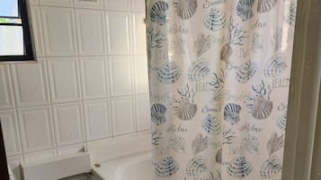 Séchoir à cheveux, serviettes fournies, savon, papier de toilette