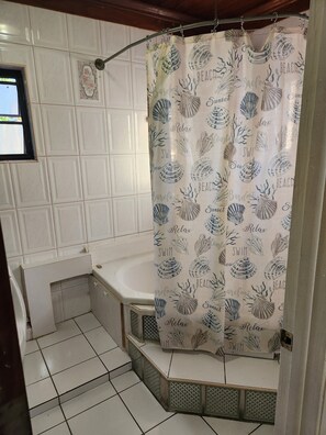Haartrockner, Handtücher, Seife, Toilettenpapier