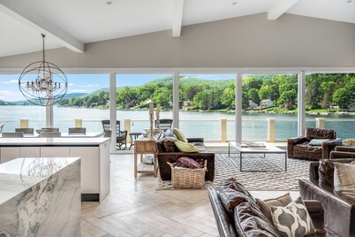 Escape to a Luxury Lakehouse Retreat- Chefs Indoor Outdoor Kitchen Hot Tub Steam