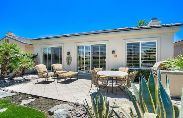 Outdoor dining - Charming 1-bedroom Casita in gated Duna La Quinta. Walk to Old Town & LQ Resort (La Quinta)